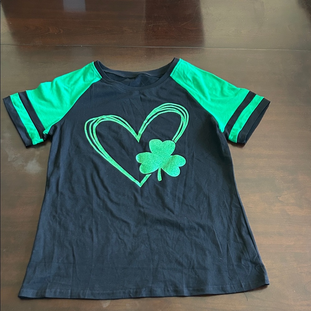Woman’s st. Patrick’s day 🍀 Black and Green Heart Clover T-Shirt